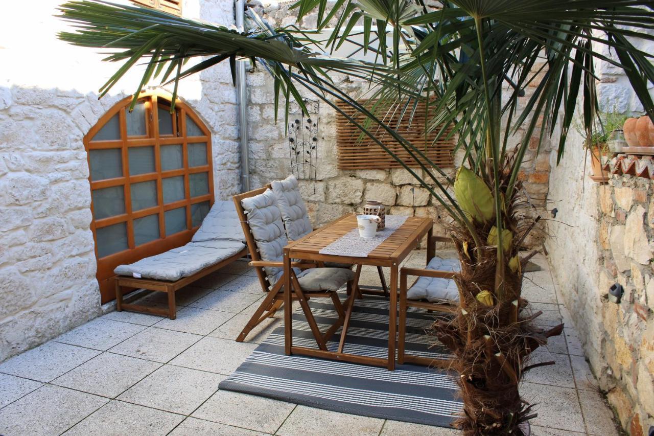 Joseph'S Yard Apartment Rovinj Exterior photo